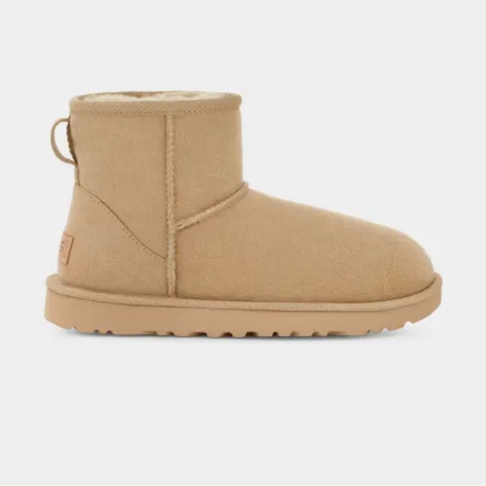NWT WOMEN’S UGG CLASSIC MINI II IN MUSTARD SEED SIZE 5